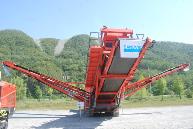 샌드빅서전 이동식 스크린장비.jpg