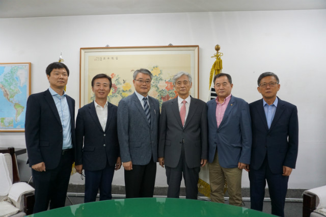 한국광업협회-태백기계공고 협약식 사진 3.JPG