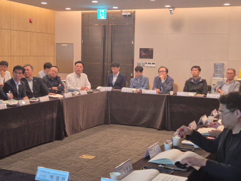 회의 사진 (4).jpg